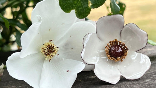 Weiße emaillierte Rose als Brosche, Rose trifft Kunst