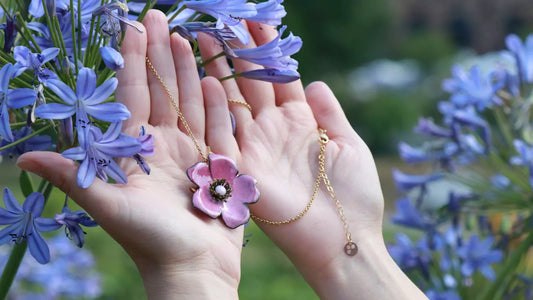 Ein handgefertigter Schmuck – wie eine Rose gereicht. Von Herzen