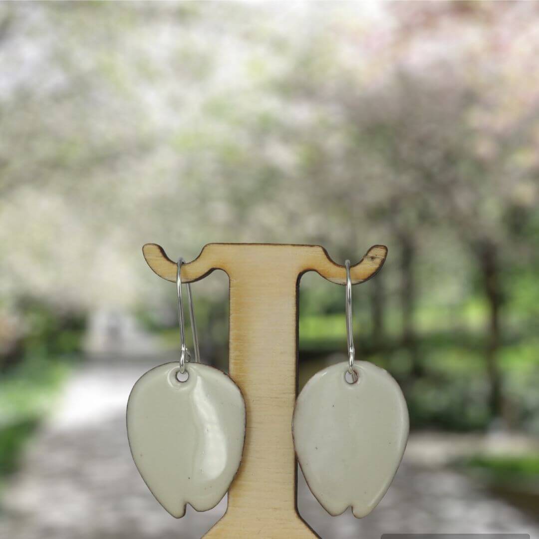 Kirschbluten-Ohrringe im Garten. Naturschmuck handgefertigt, aus Kupfer emailliert