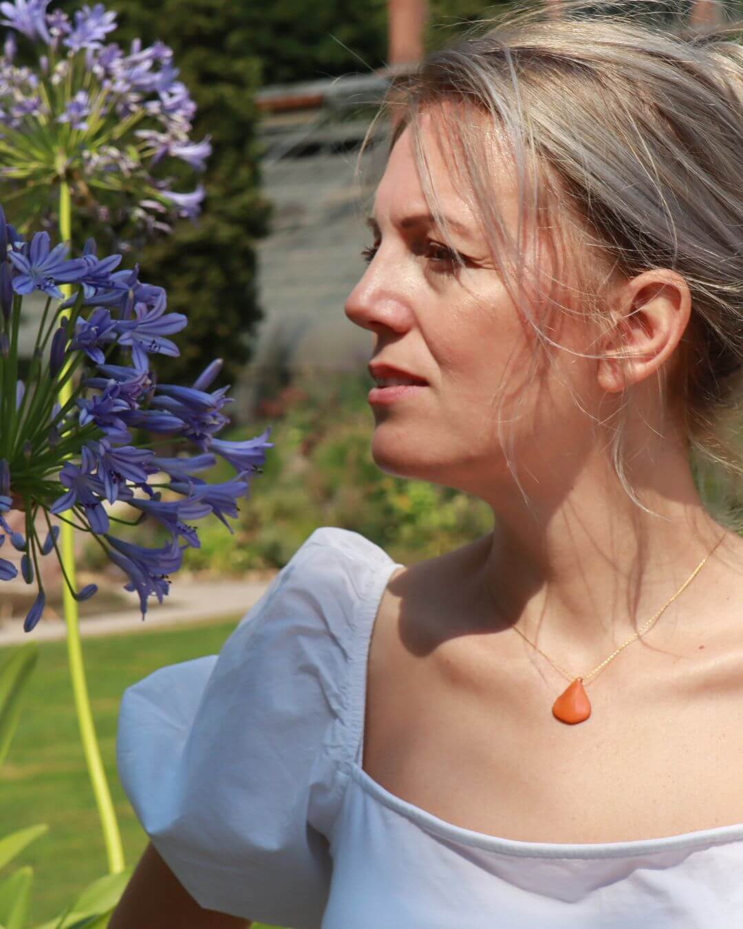 Mohnblumen Blatt als Anhänger in Orange, der Farbe der Vitalität, mit seiner feinen Edelstahlkette.