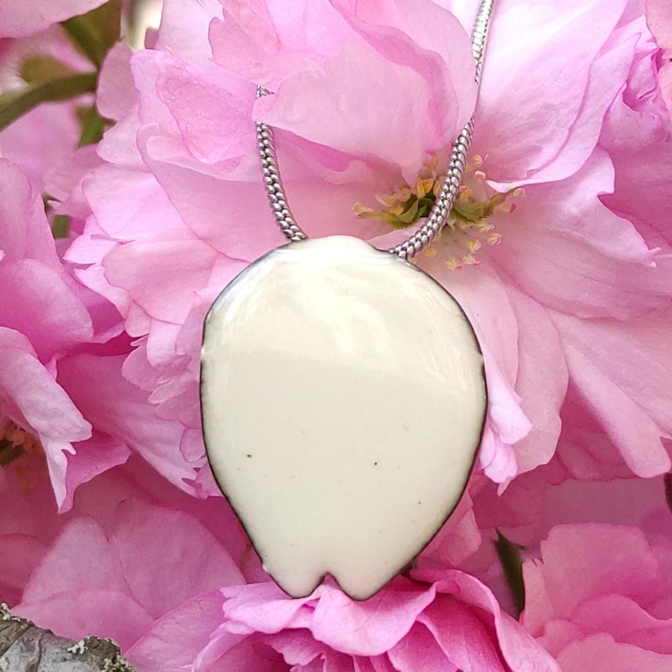 Inspiriert von der vergänglichen Schönheit japanischer Kirschblüten in einem Pariser Garten, verkörpert dieser Anhänger Erneuerung und Leichtigkeit für einen schicken und lässigen Look. Sakura-Anhänger aus Kupfer emailliert und Edelstahl Kette.