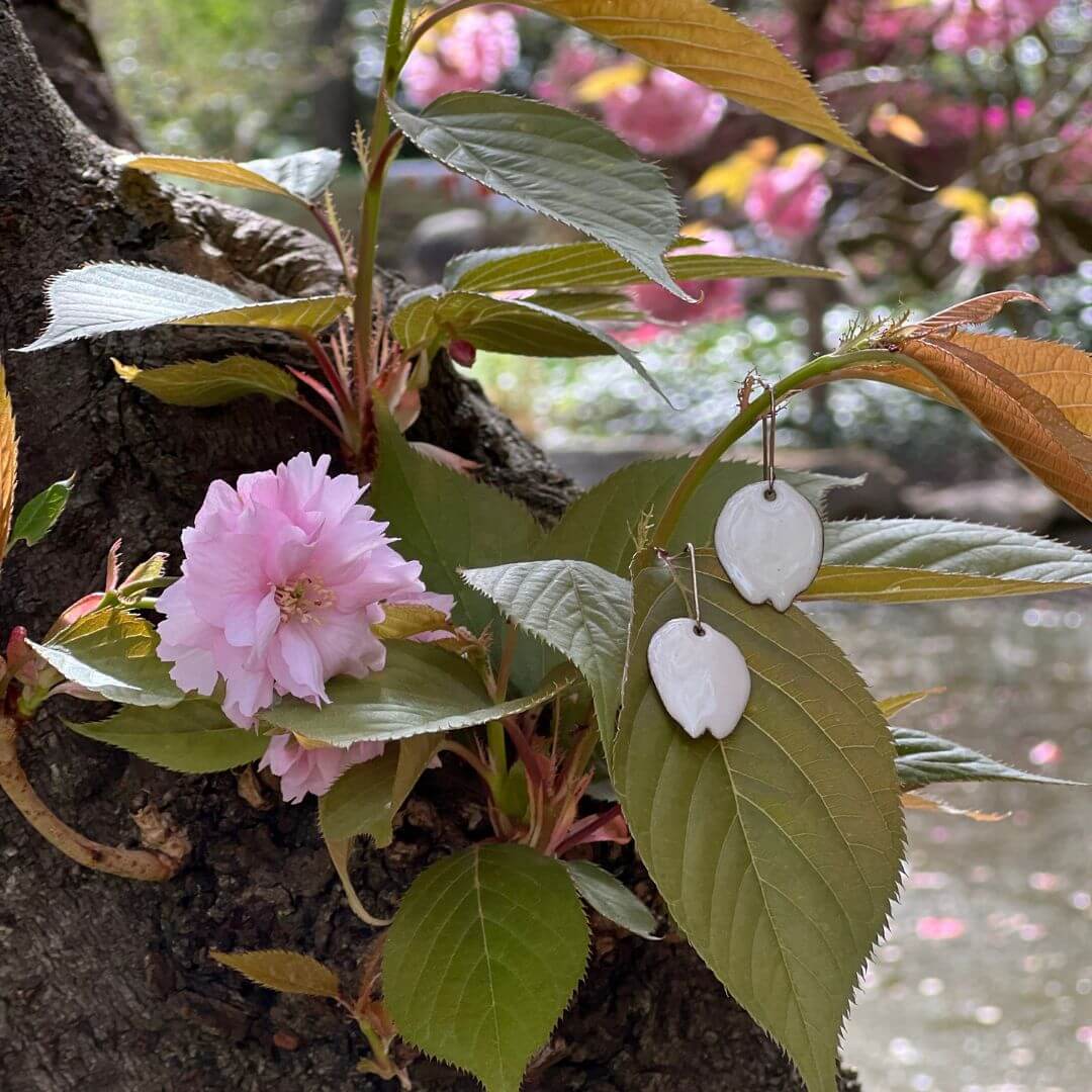 Sakura-Ohrhänger mit Blütenblättern der Kanzan-Kirschbäume.