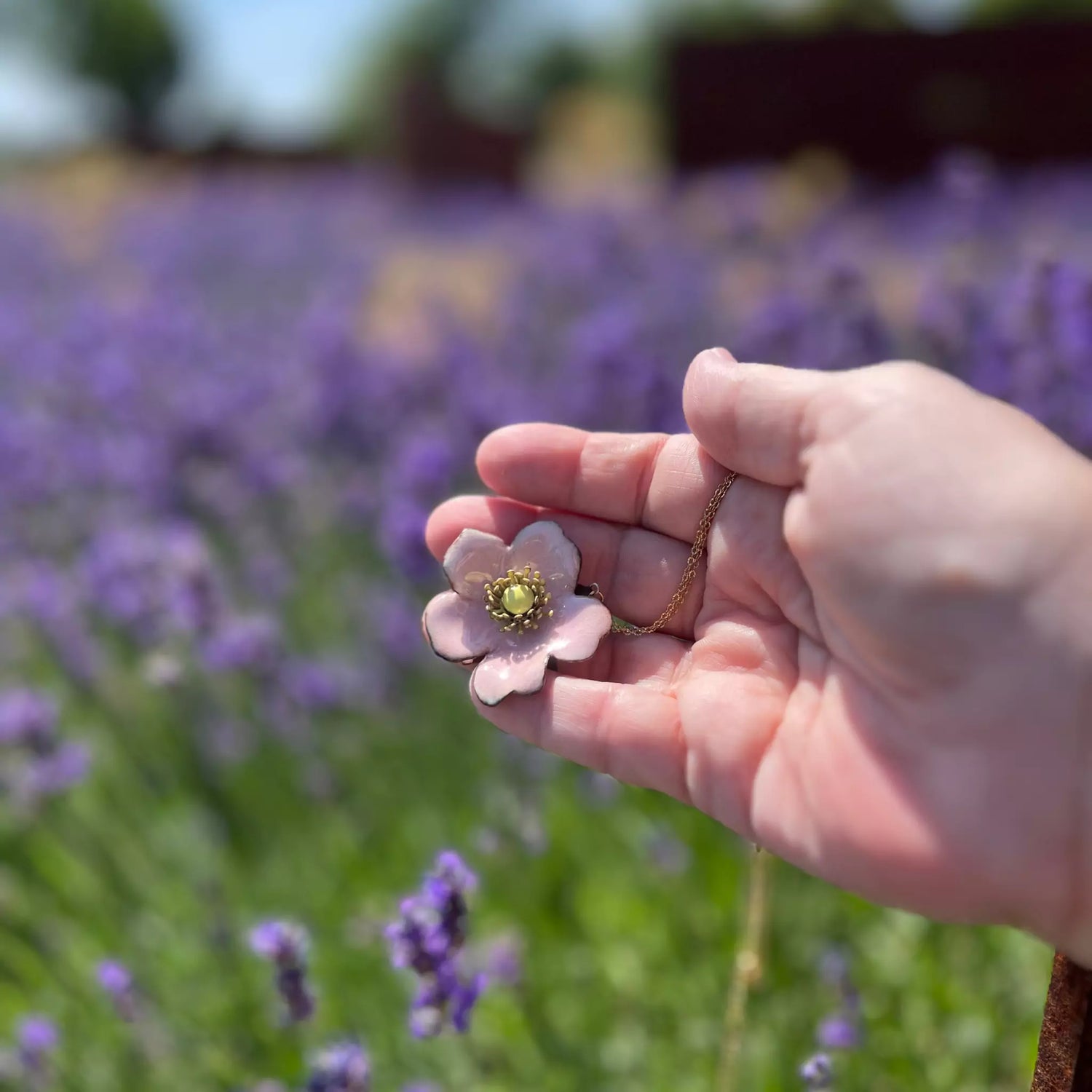 Élégante petite rose en pendentif, dans les tons roses et parmi la lavande. Le contraste est magnifique entre le rose tendre, comme poudré et la teinte violette de la lavande, un tres bel effet