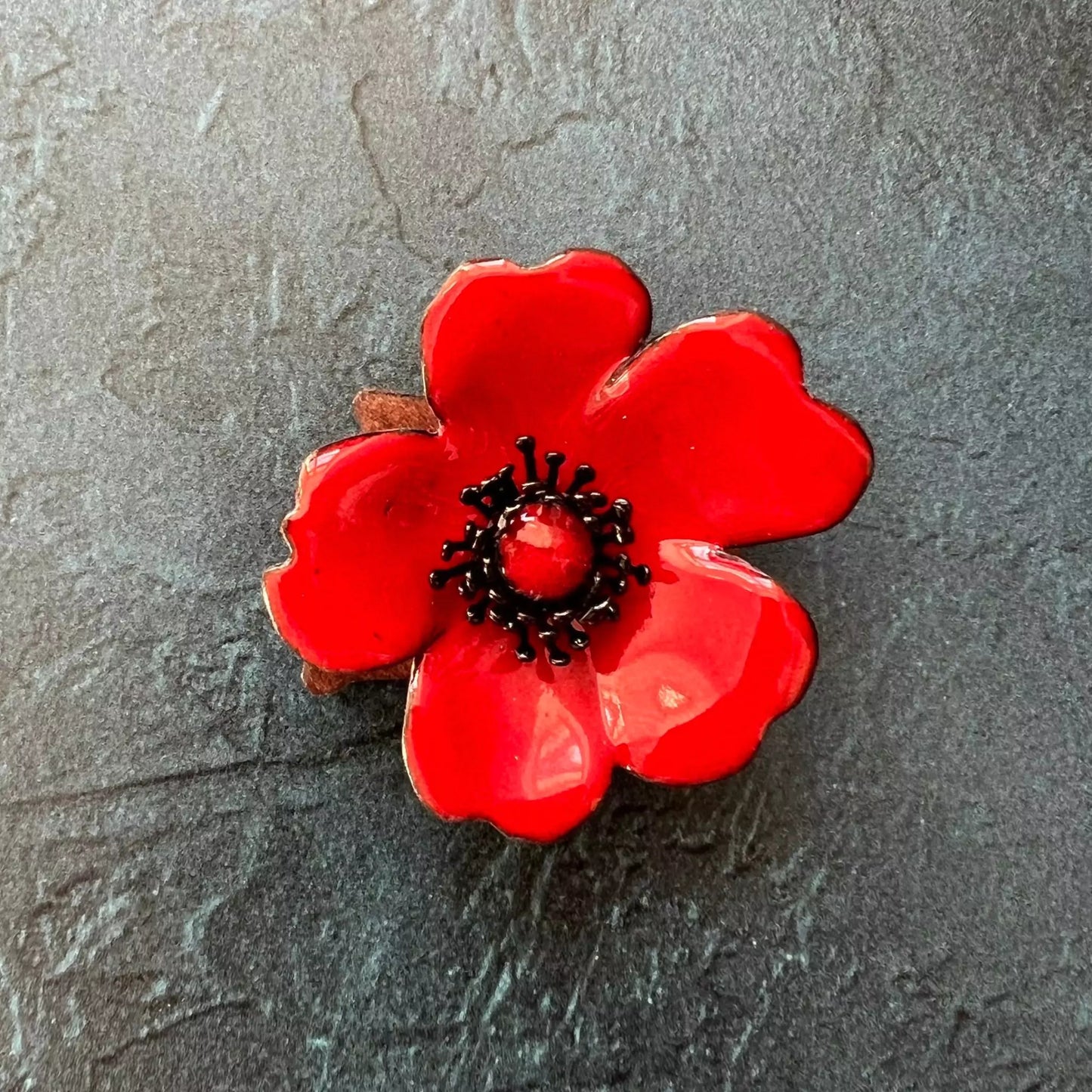 Florale Brosche, eine kleine Rose emailliert, handgefertigte