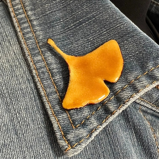 Ginkgo Brosche goldgelb, am Revers einer Jeansjacke.