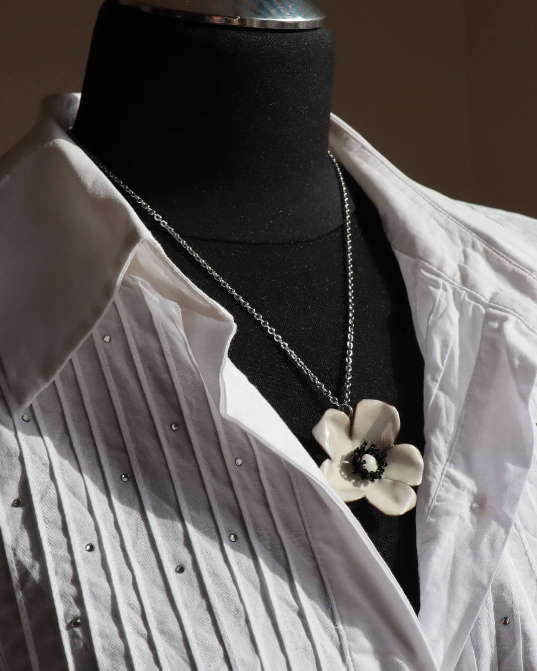 Kette mit Anhänger weisse Rose mit schwarze Staubgefäße in voller Eleganz.