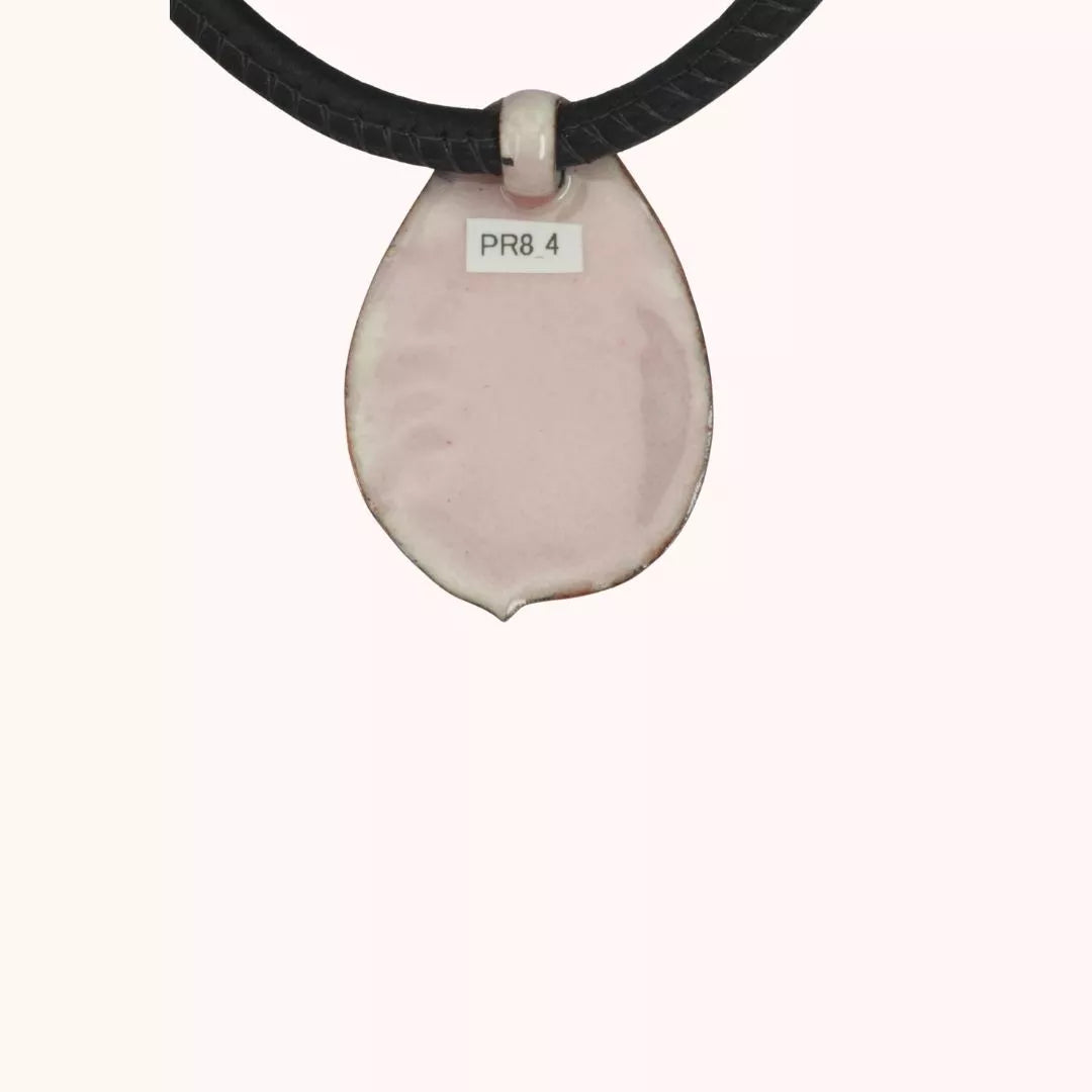 Rückansicht, Emaille Anhänger puder rosa mit Lederband genäht