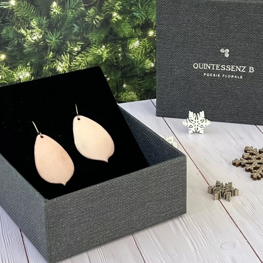 Boucles d'oreilles pétales de rose en émail rose, faites main