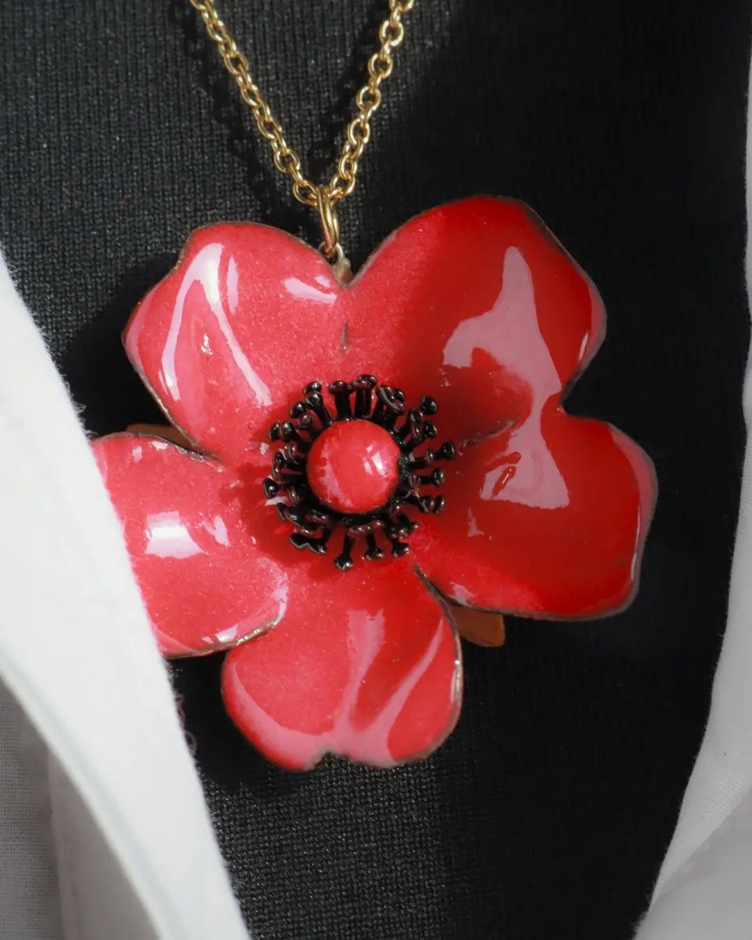 Der rote Rosenanhänger mit Kette, Naturschmuck für Rosenfreunde