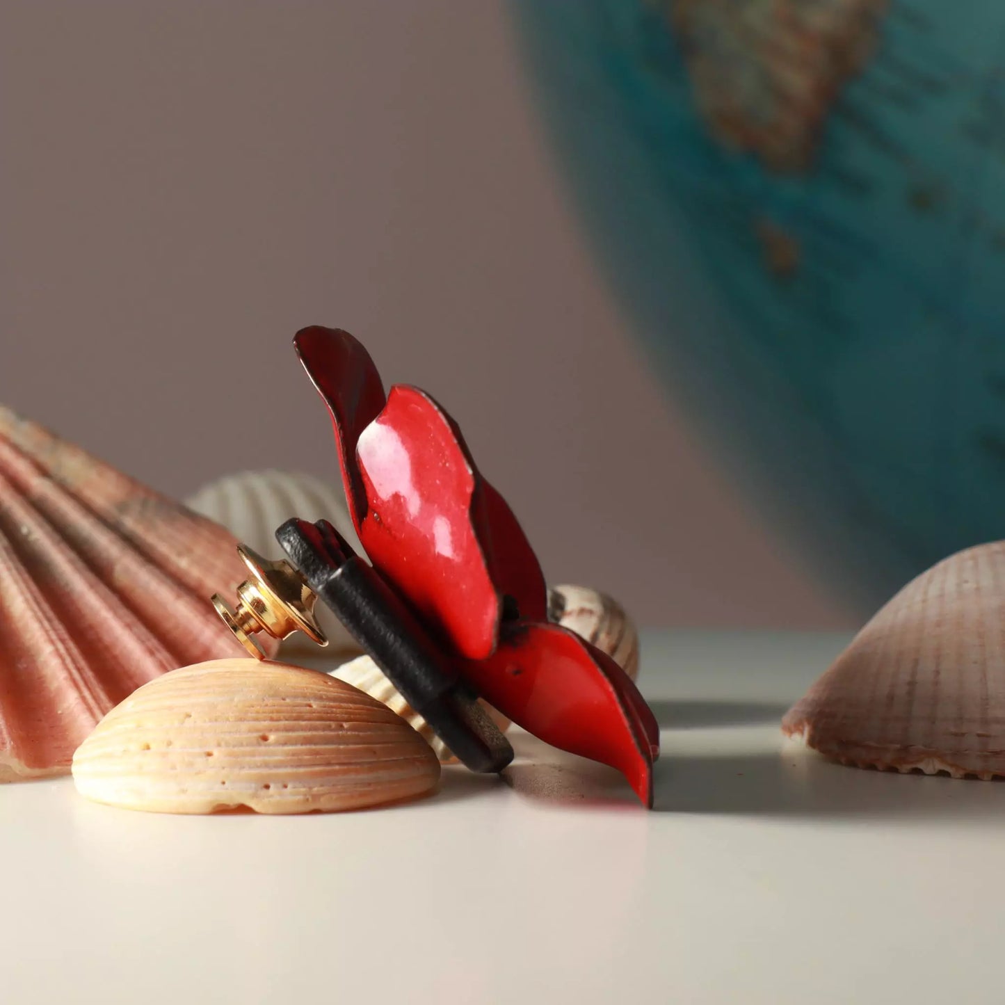 Rote Emaille-Brosche mit Pin-Verschluss
