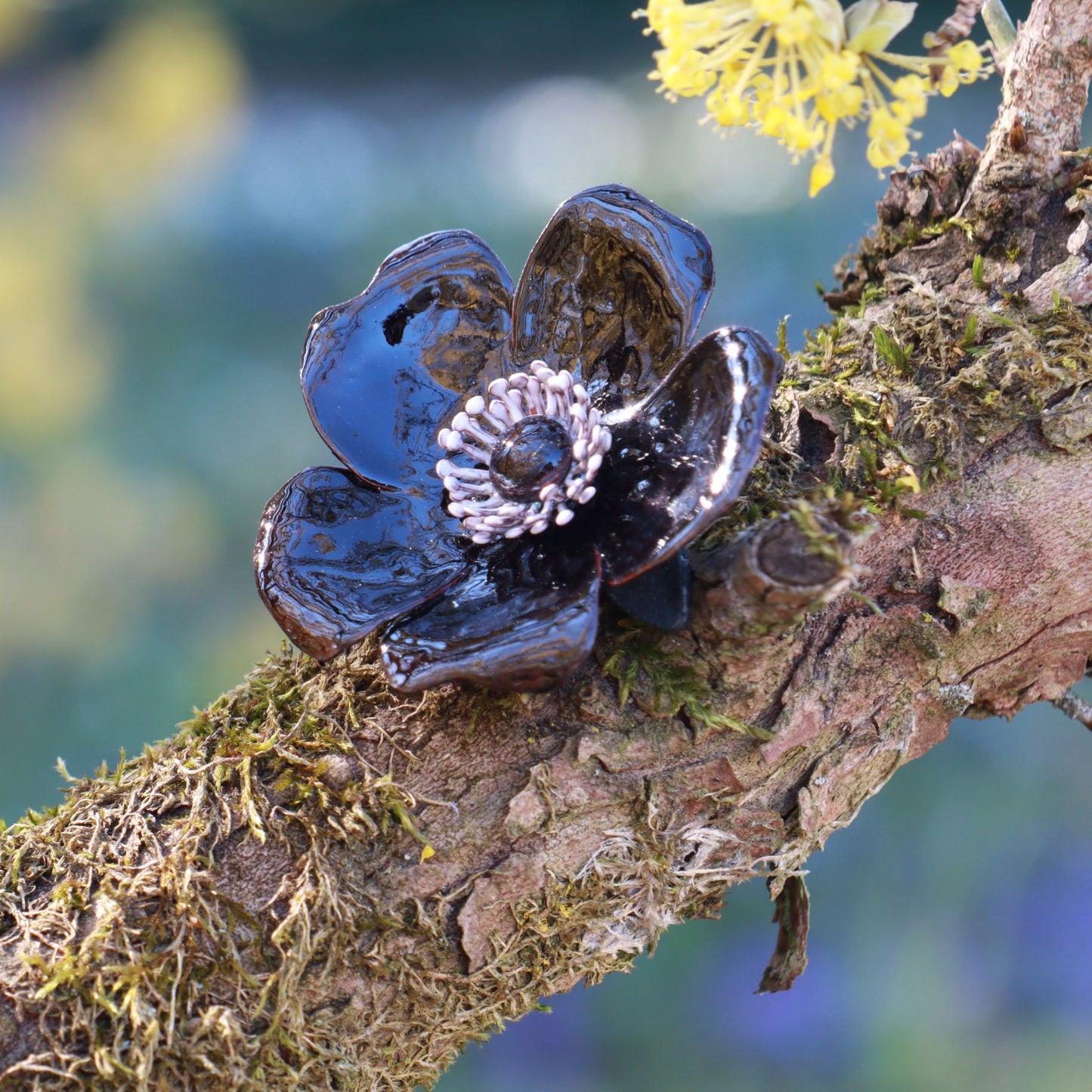Emaille Brosche schwarze Rose in der Natur