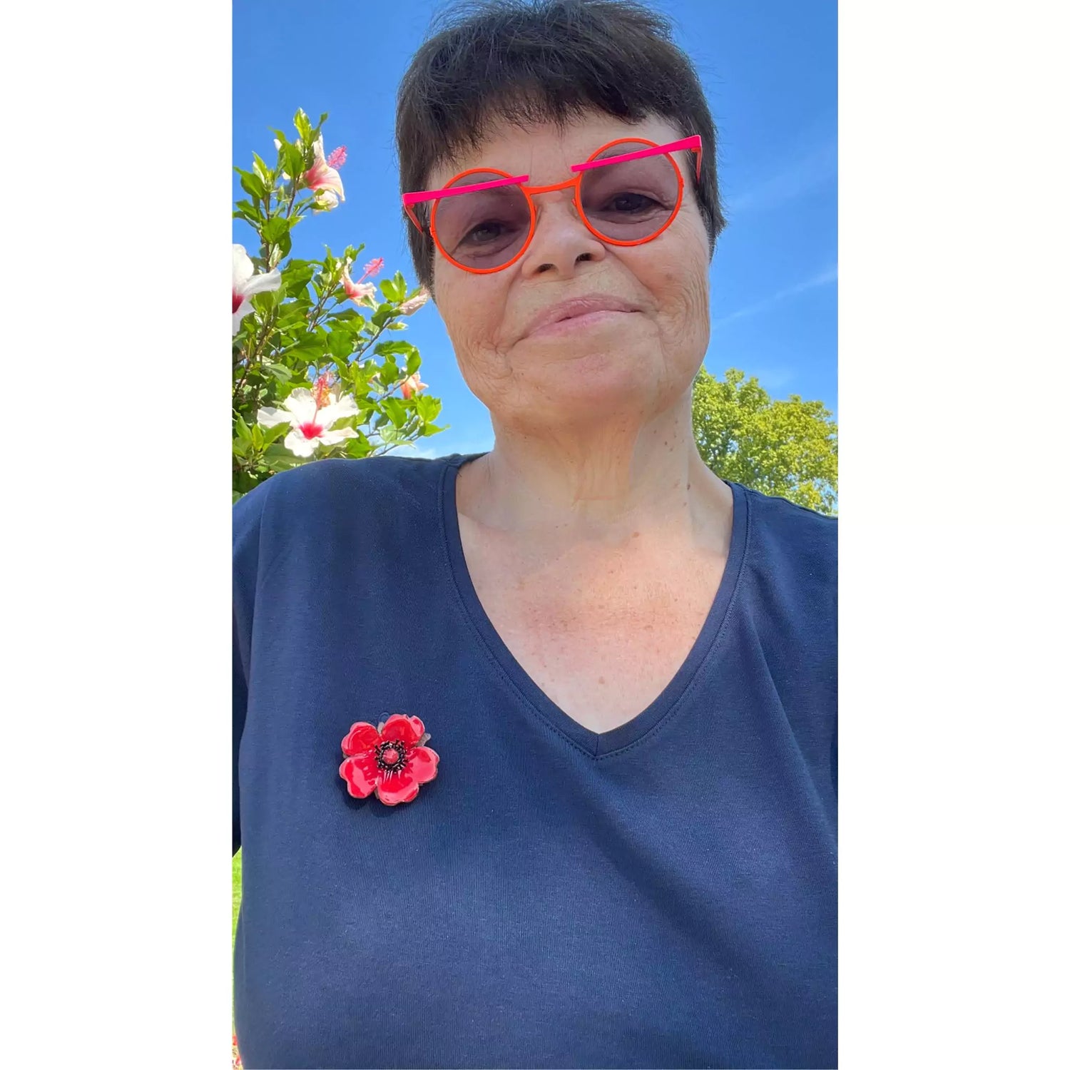 Florale Brosche – emaillierte Rose getragen am Shirt