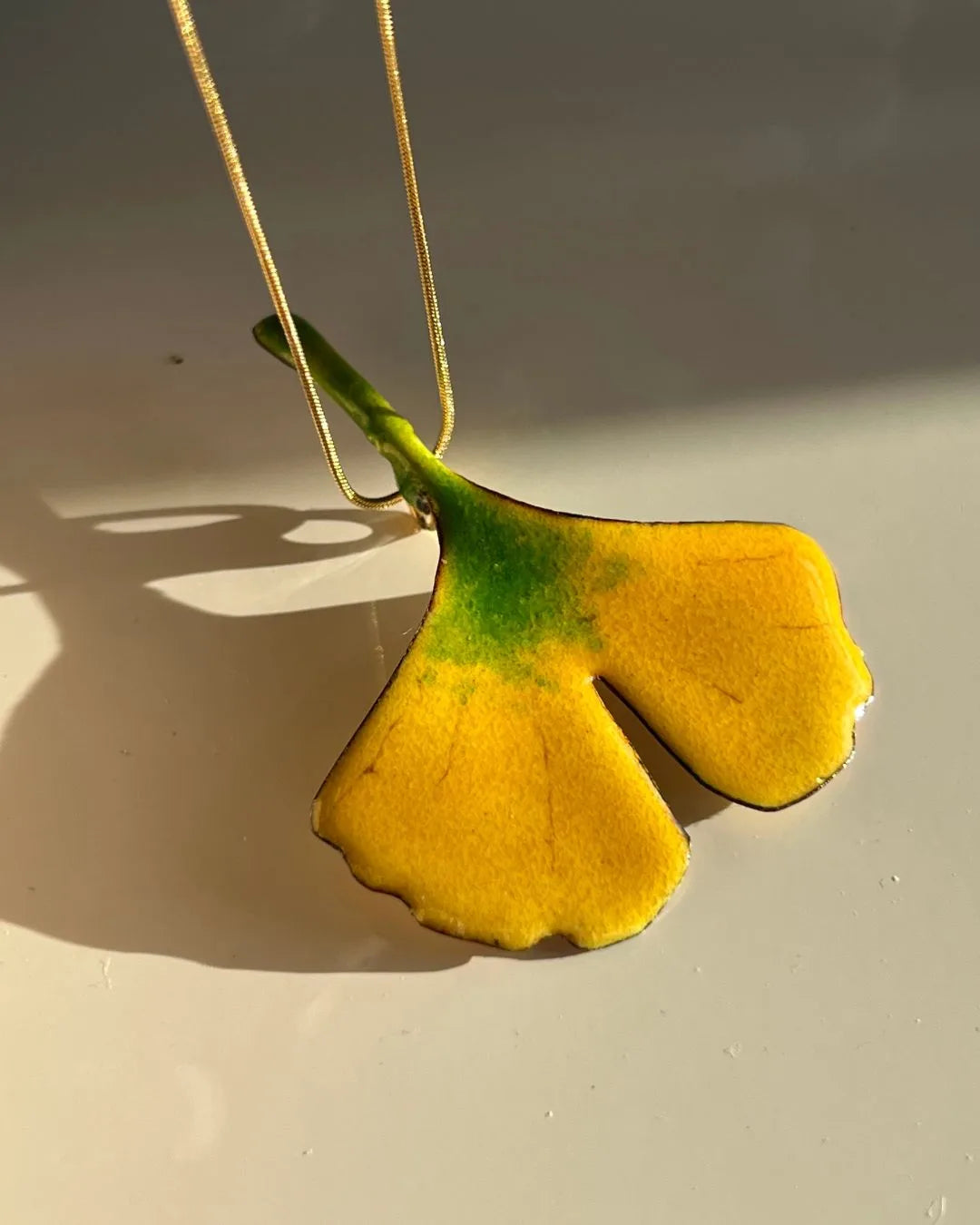Ginkgo Kette mit Anhänger Kupfer emailliert Herbstfarbe