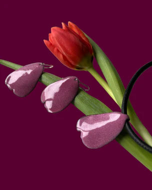 Ohrringe und Anhänger aus Emaille mit rosa Rosenblüten