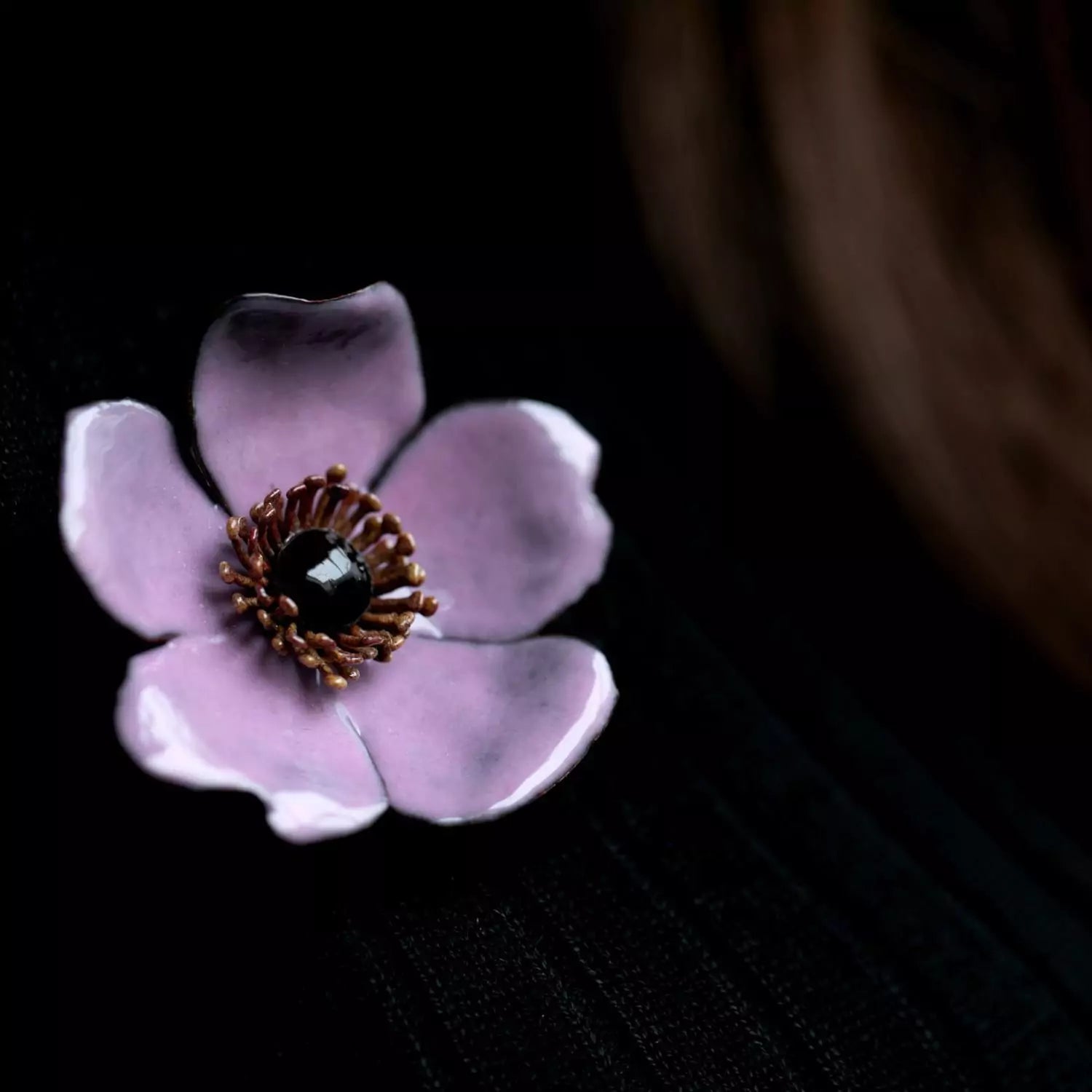 Emaille-Broschen, eine Rose getragen mit Pullover