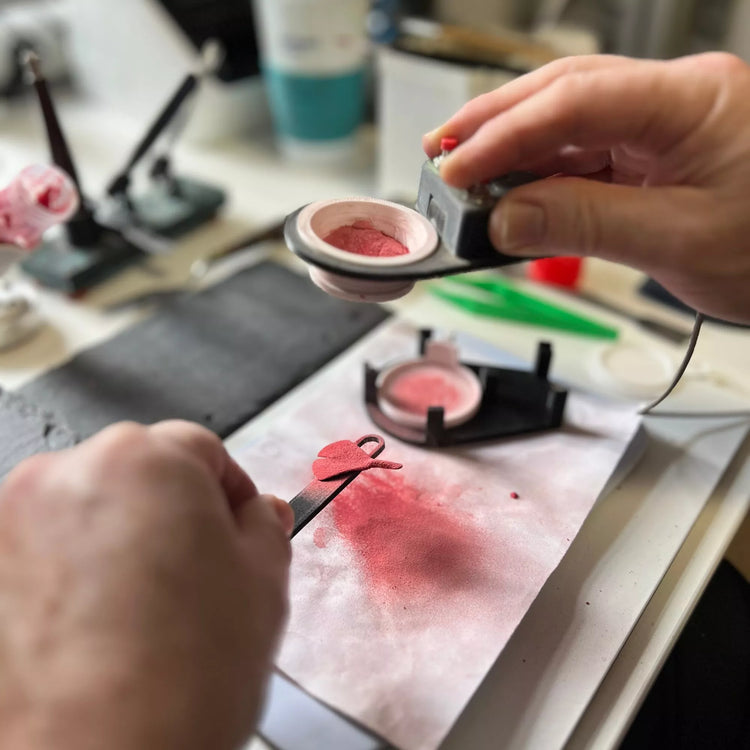 Ginkgo-Blatt emailliert rot, Auftragsarbeit Karlsruhe