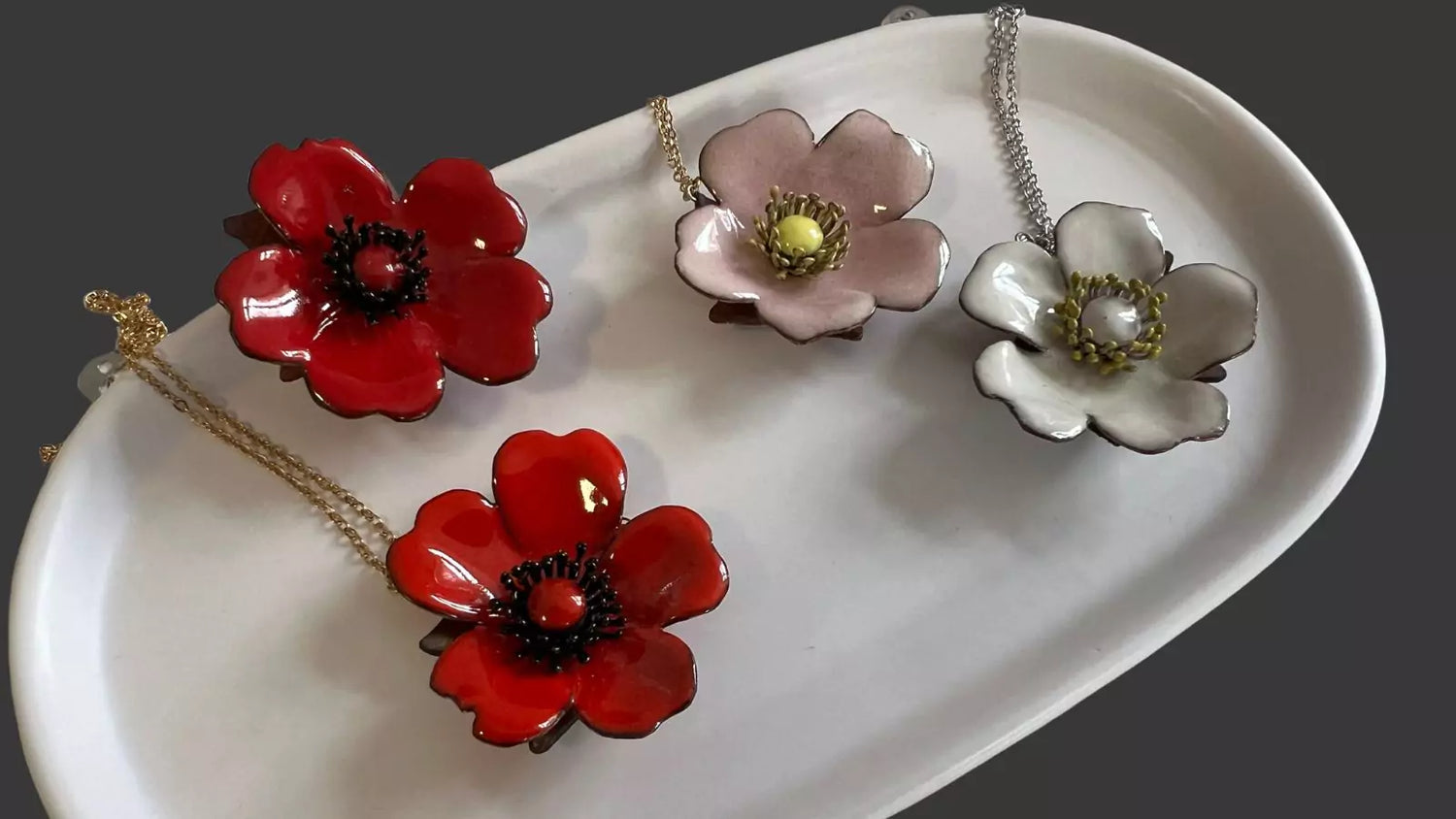 Florale Schmuckstücke aus Emaille : Kollektion Marianne, kleine Rosen als Broschen und Anhänger