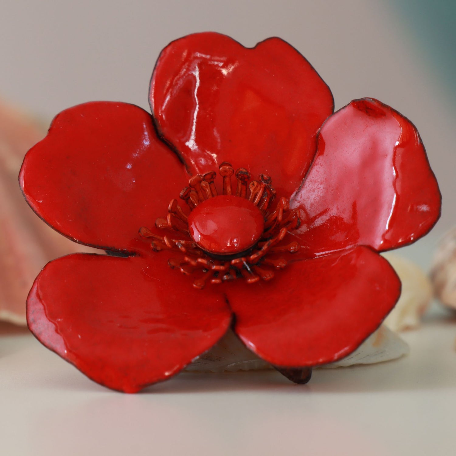 Florale Brosche in rotem Emaille, selbst die Staubblätter sind rot emailliert