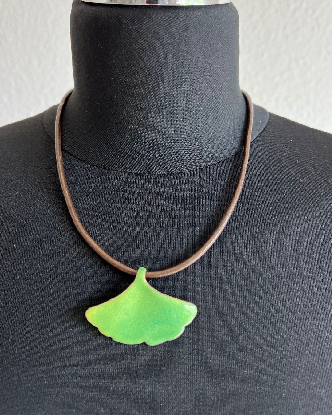 Collier feuille de ginkgo émaillée Irène avec cordon cuir