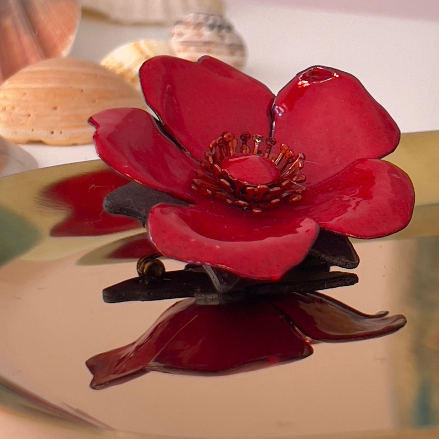 Florale Brosche, rote Rose in Emaille mit ihrer Spiegelung