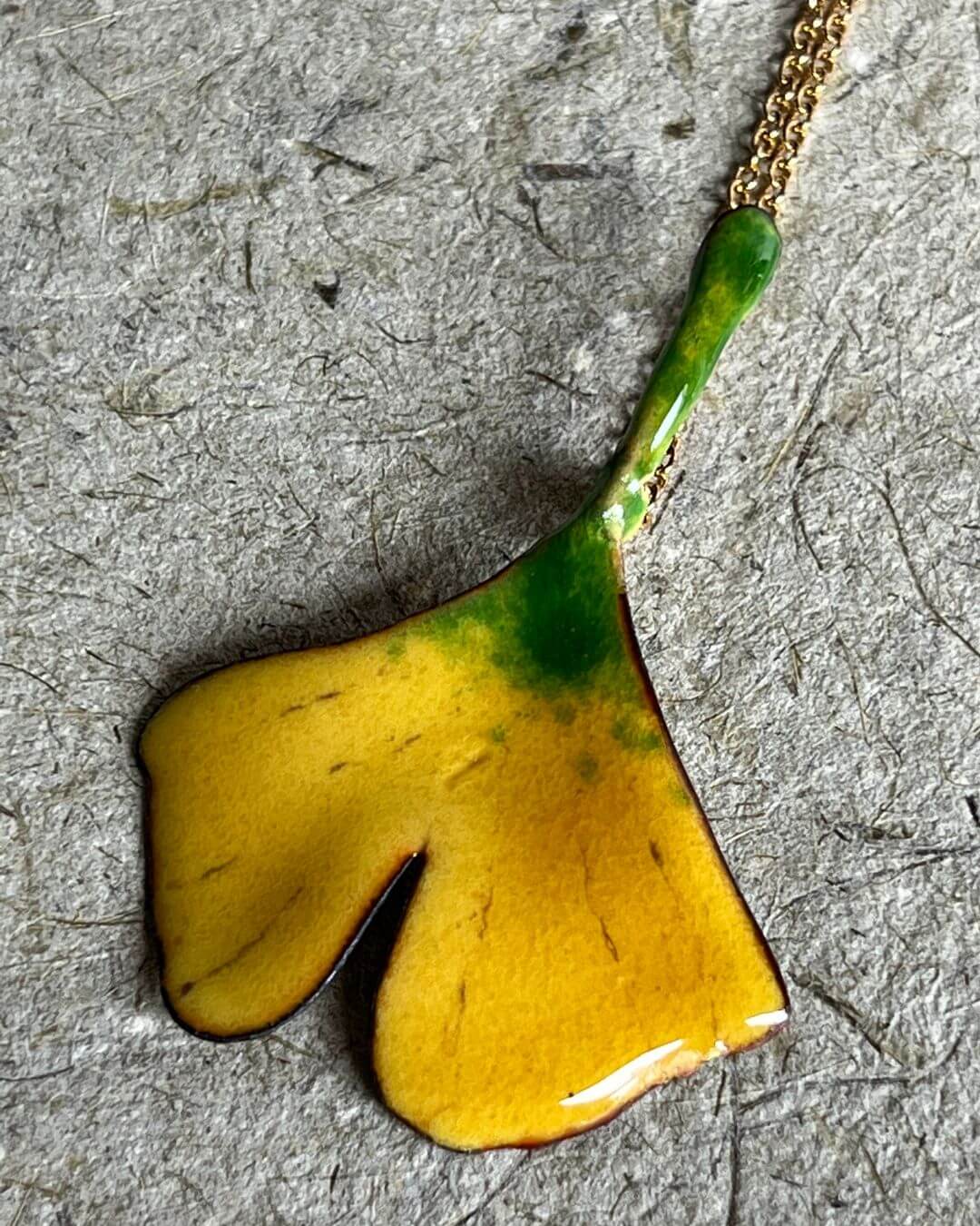 das Ginkgoblatt in herbstlichen Farbtönen, Kupfer emailliert