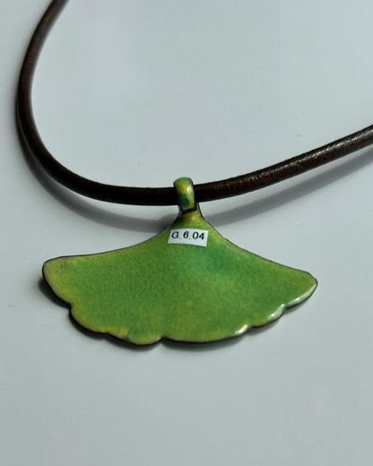 Ginkgoblatt emailliert mit Lederkorde 