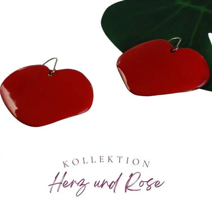 Raffinierter Ohrring in Form eines roten Herzens, von Hand aus Kupfer emailliert, in einer Fassung aus Sterlingsilber, eine Hommage an die Liebe und die Leidenschaft
