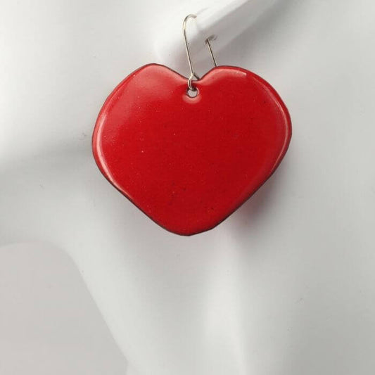 Emaillierter Rosenblatt-Ohrring, der ein Herz darstellt. Schmuck rot emailliert