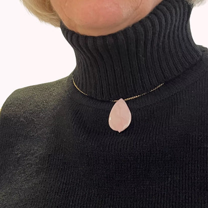 Emaille Anhänger Rosenblütenblatt Rosa mit goldfarbener Kette getragen mit Pullover