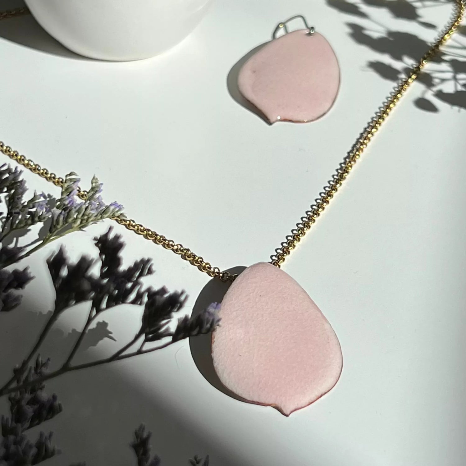 Rosa Emaille Anhänger Rosenblütenblatt mit Details und Ohranhänger