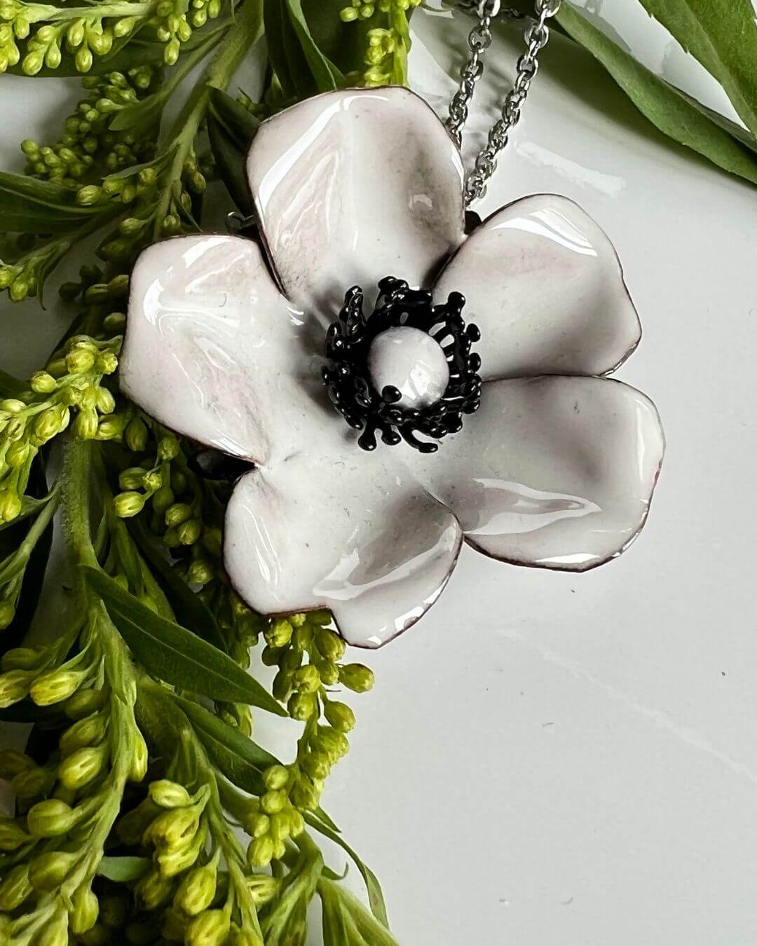 Pendentif rose blanche avec élégance Jeanne