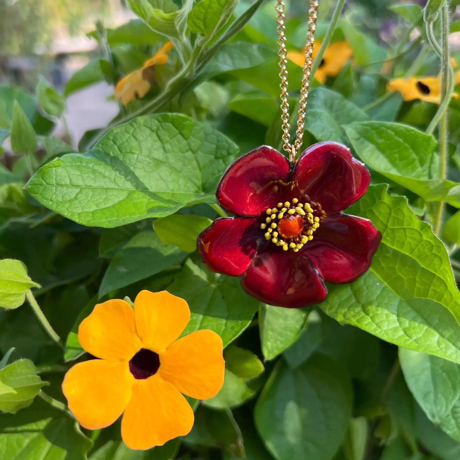 pendentif rose et suzanne aux yeux noirs, contraste de teintes naturelles