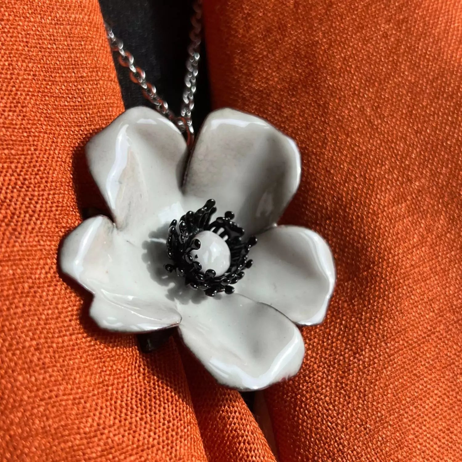 bijou floral rose blanche avec chaine en acier inoxydable couleur arget