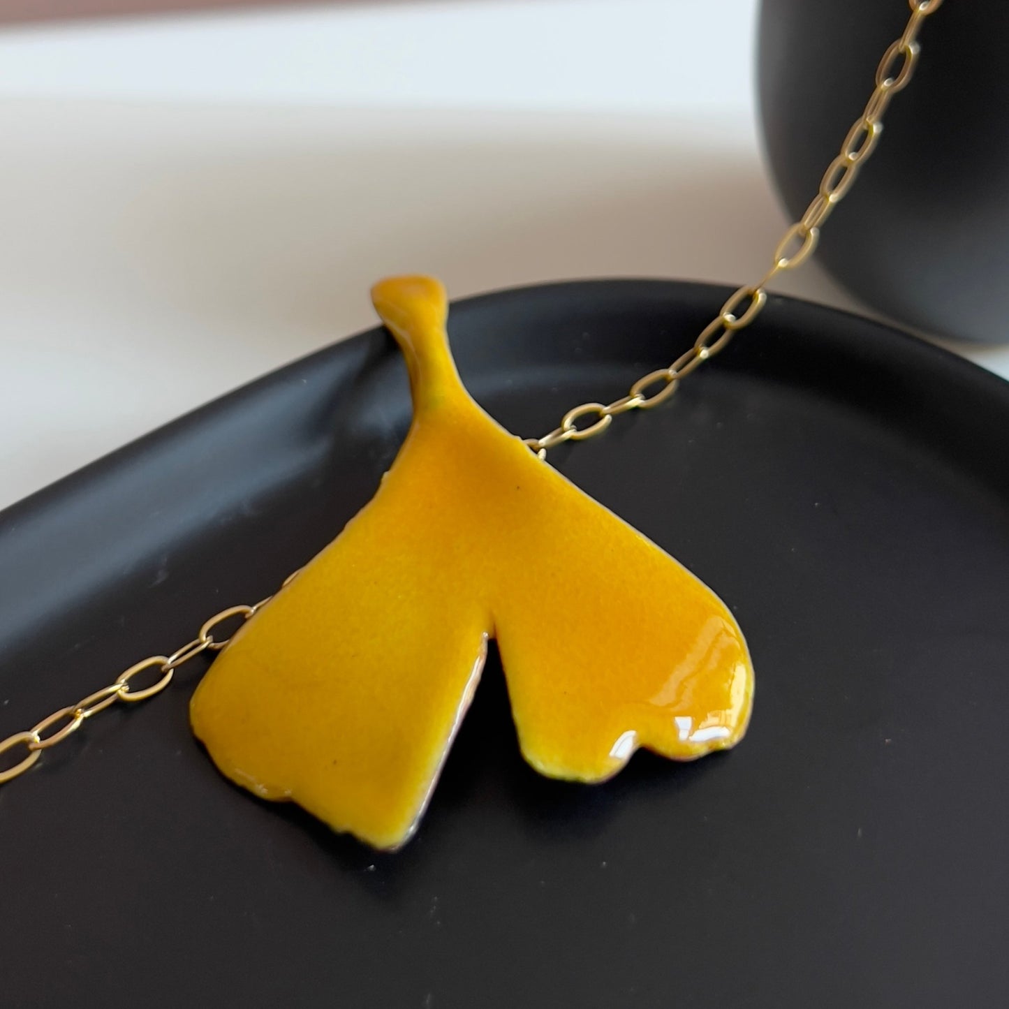 Pendentif feuille de ginkgo jaune – force et élégance