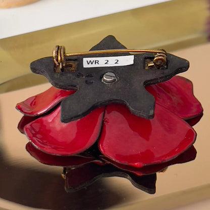  Rückseite Brosche Jeanne aus Emaille mit pflanzlich gefärbtem Holz 
