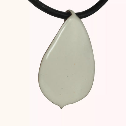 Creme Emaille Anhänger Rosenblütenblatt Profilansicht aufgehängt, natürliche Kurve des Blütenblatts sichtbar