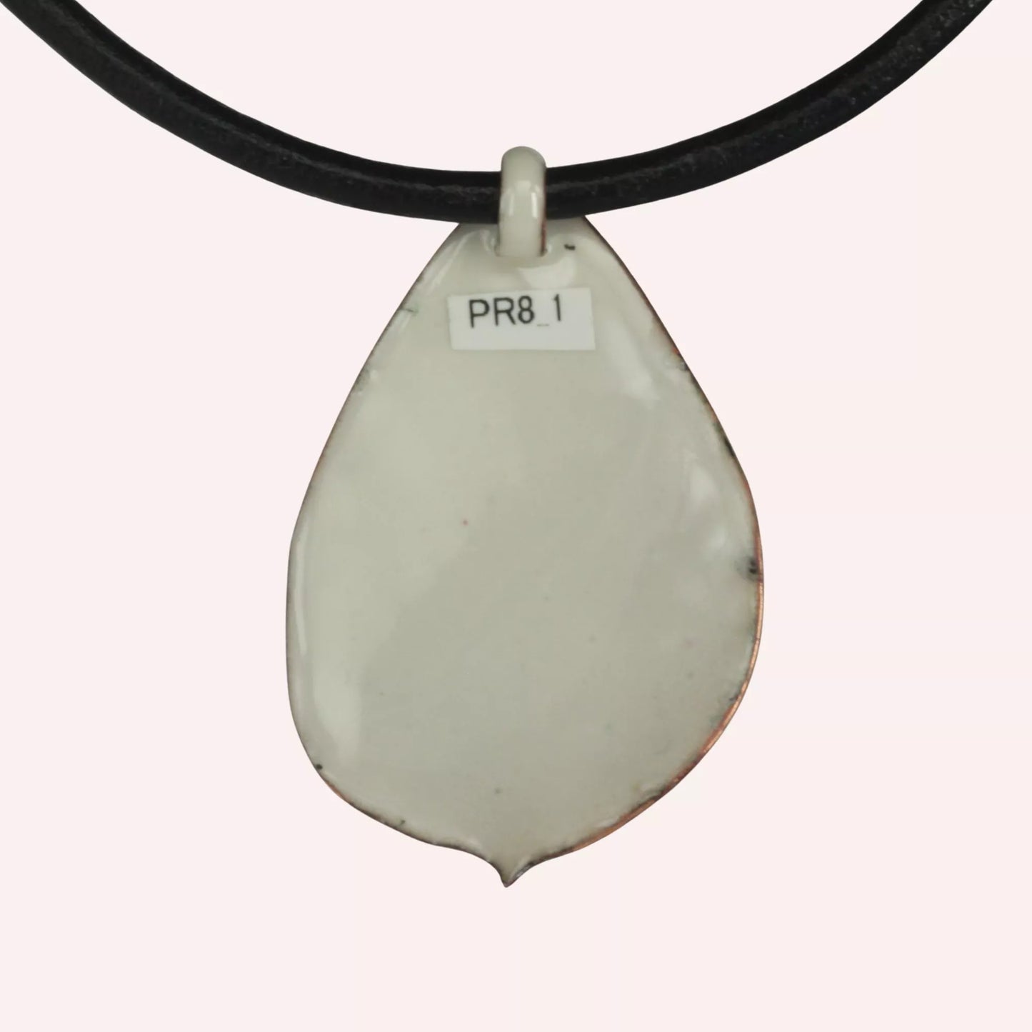 Creme Emaille Anhänger Rosenblütenblatt Rückseite mit Referenz PR8-1, beidseitig emailliert, Lederband