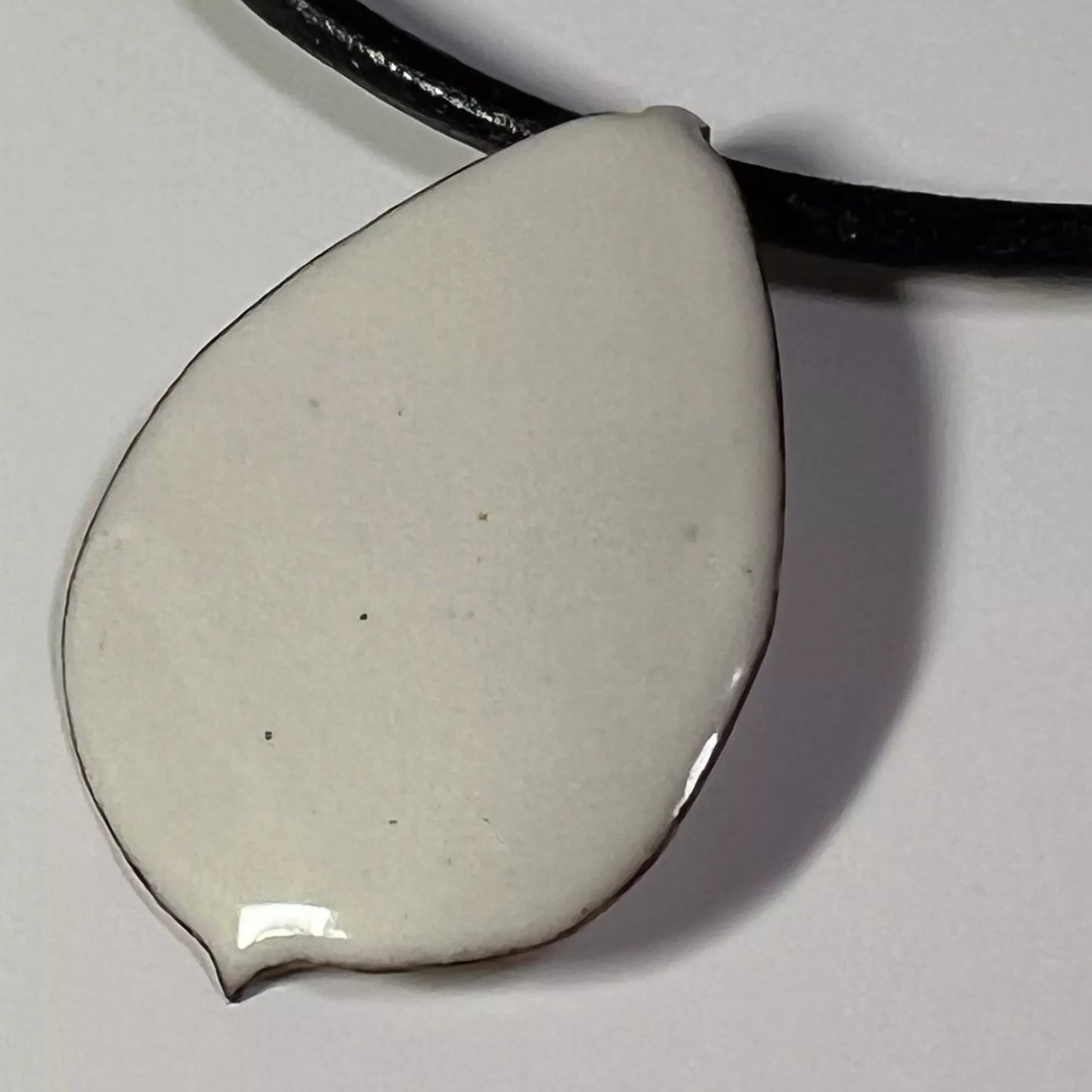 Rosenblatt Anhänger cremefarbig mit Leder