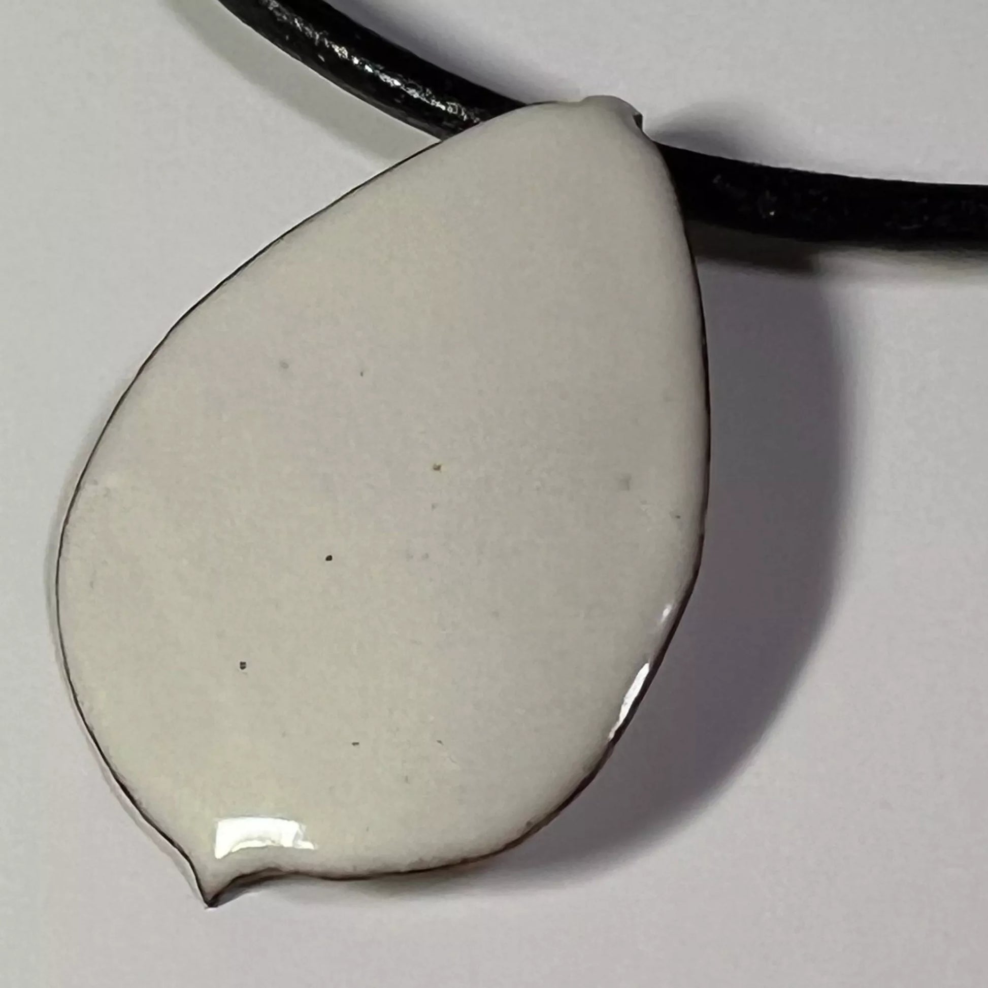 Rosenblatt Anhänger cremefarbig mit Leder