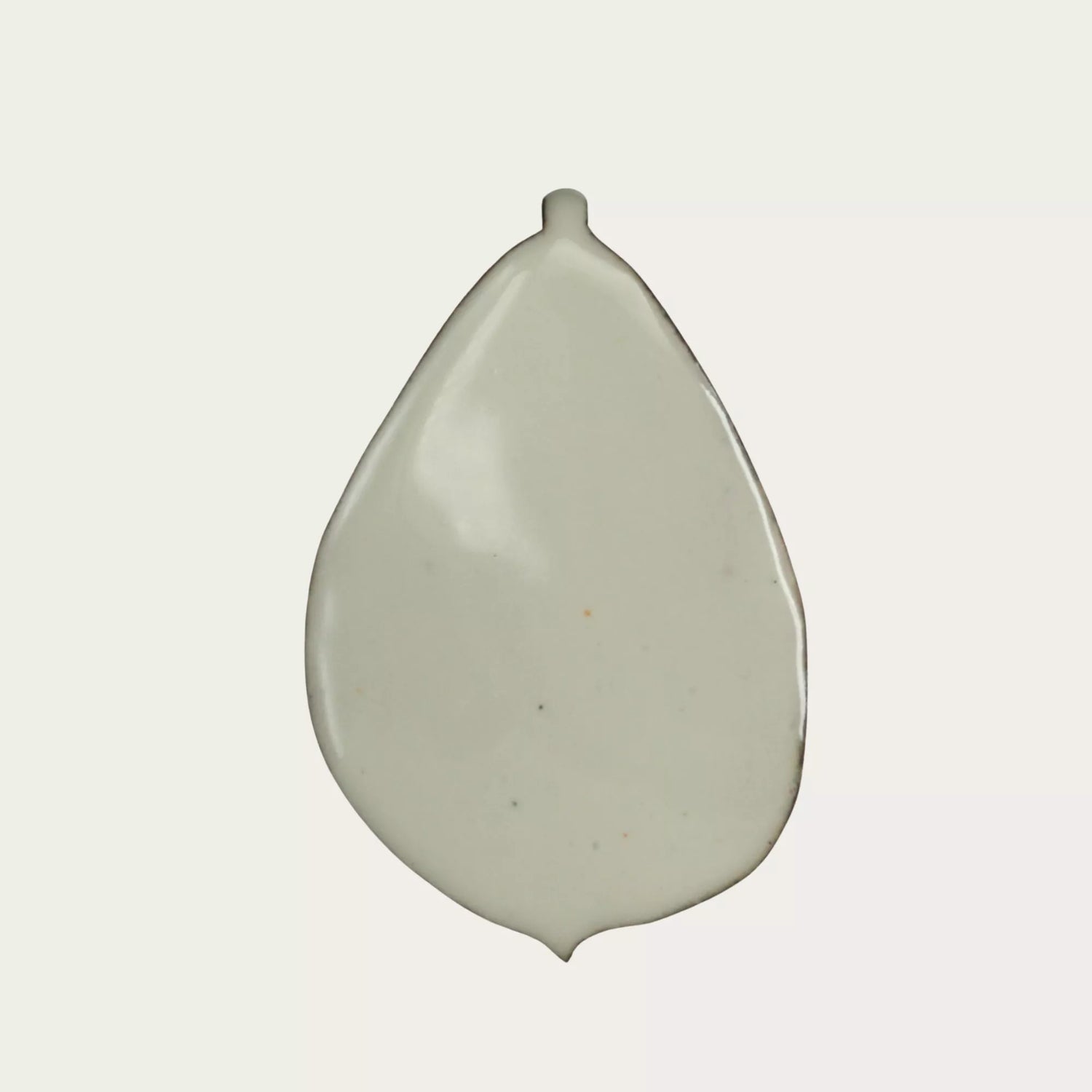 Creme Emaille Anhänger Rosenblütenblatt allein, natürliche Lions-Form auf hellem Hintergrund