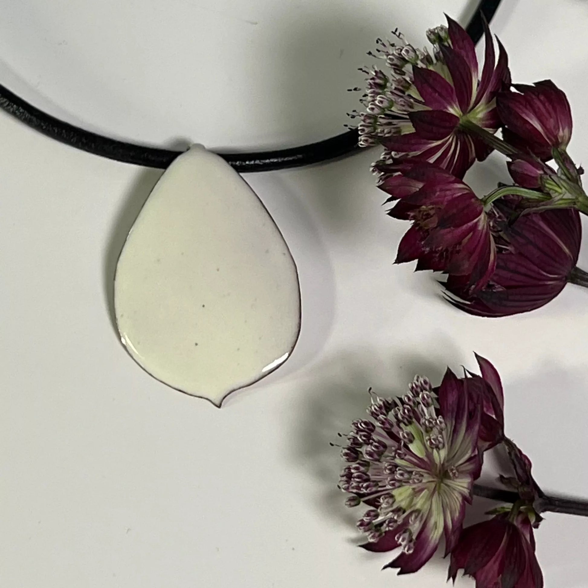 Weiß creme Emaille Anhänger Rosenblütenblatt mit Lederkordel, und Blume 