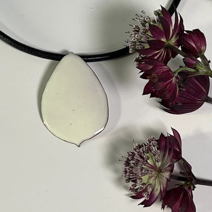 Weiß creme Emaille Anhänger Rosenblütenblatt mit Lederkordel, und Blume 