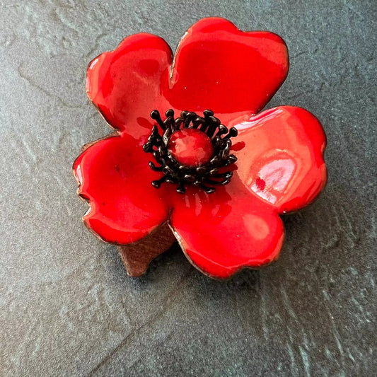 Florale Brosche, Emailschmuck in Rot 
