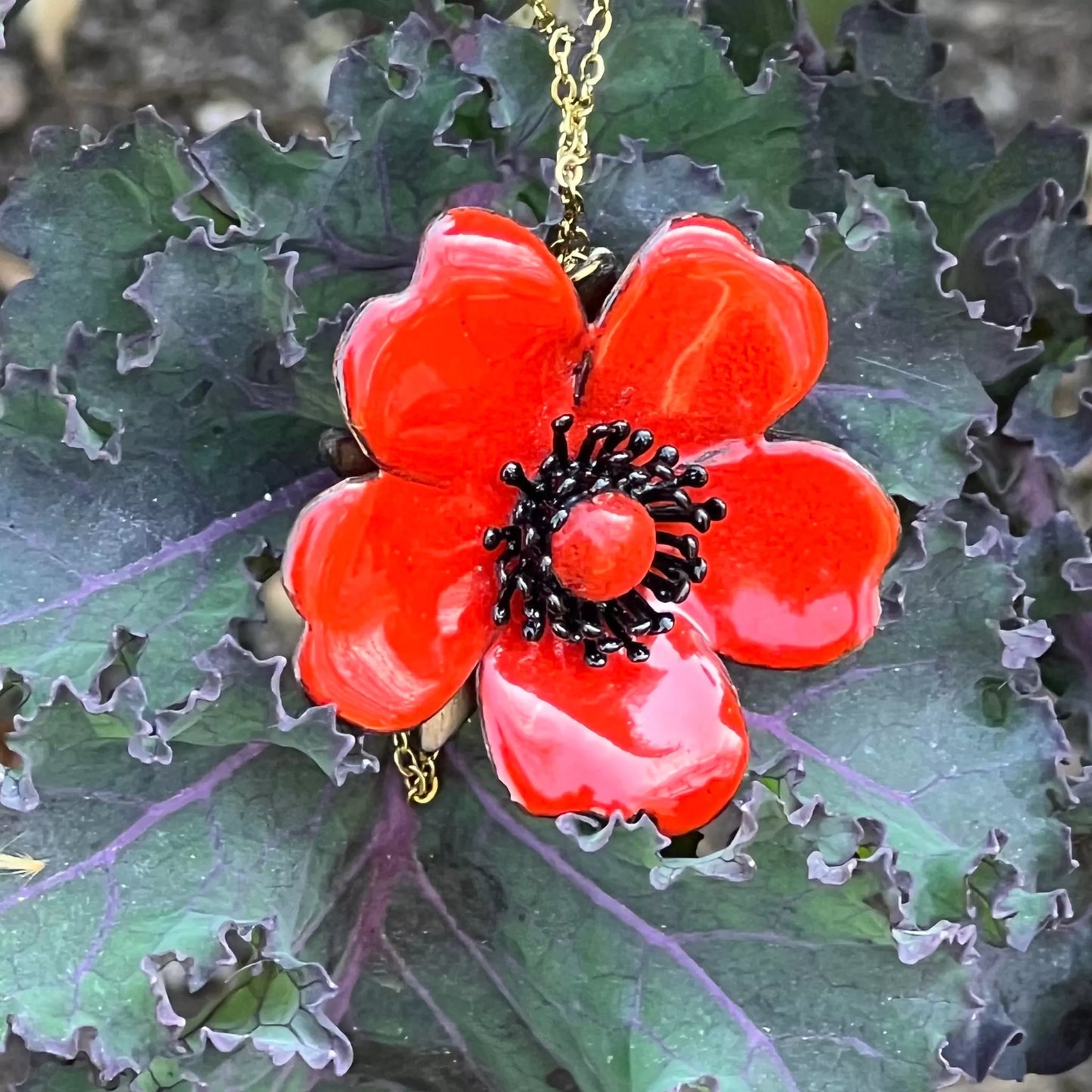 Rosenanhänger rot – emaillierte Rose in Feuerrot mit schwarzen Staubgefäßen, handgefertigt.

