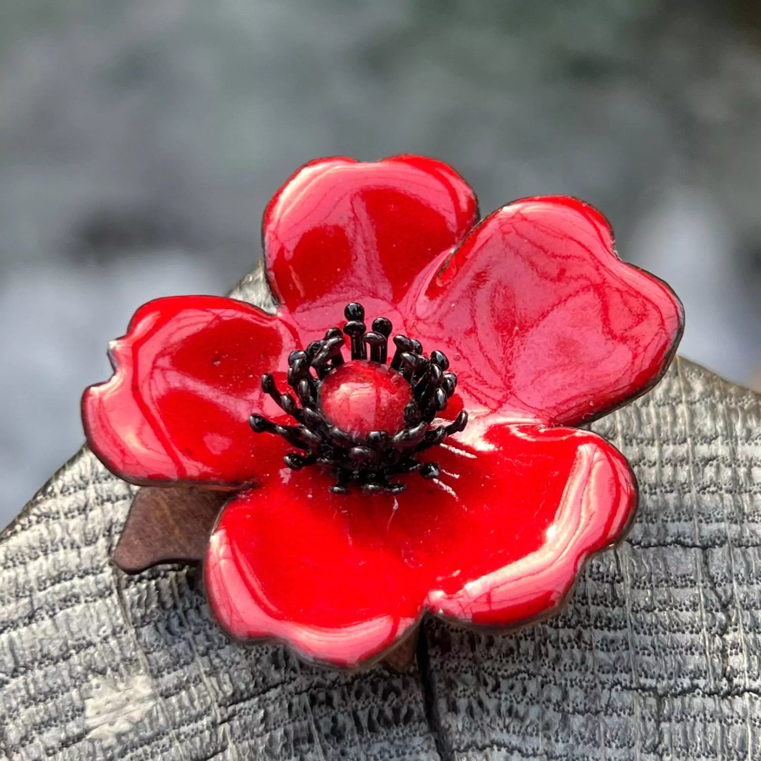 Floraler Schmuck, eine Rose emailliert als rote Brosche