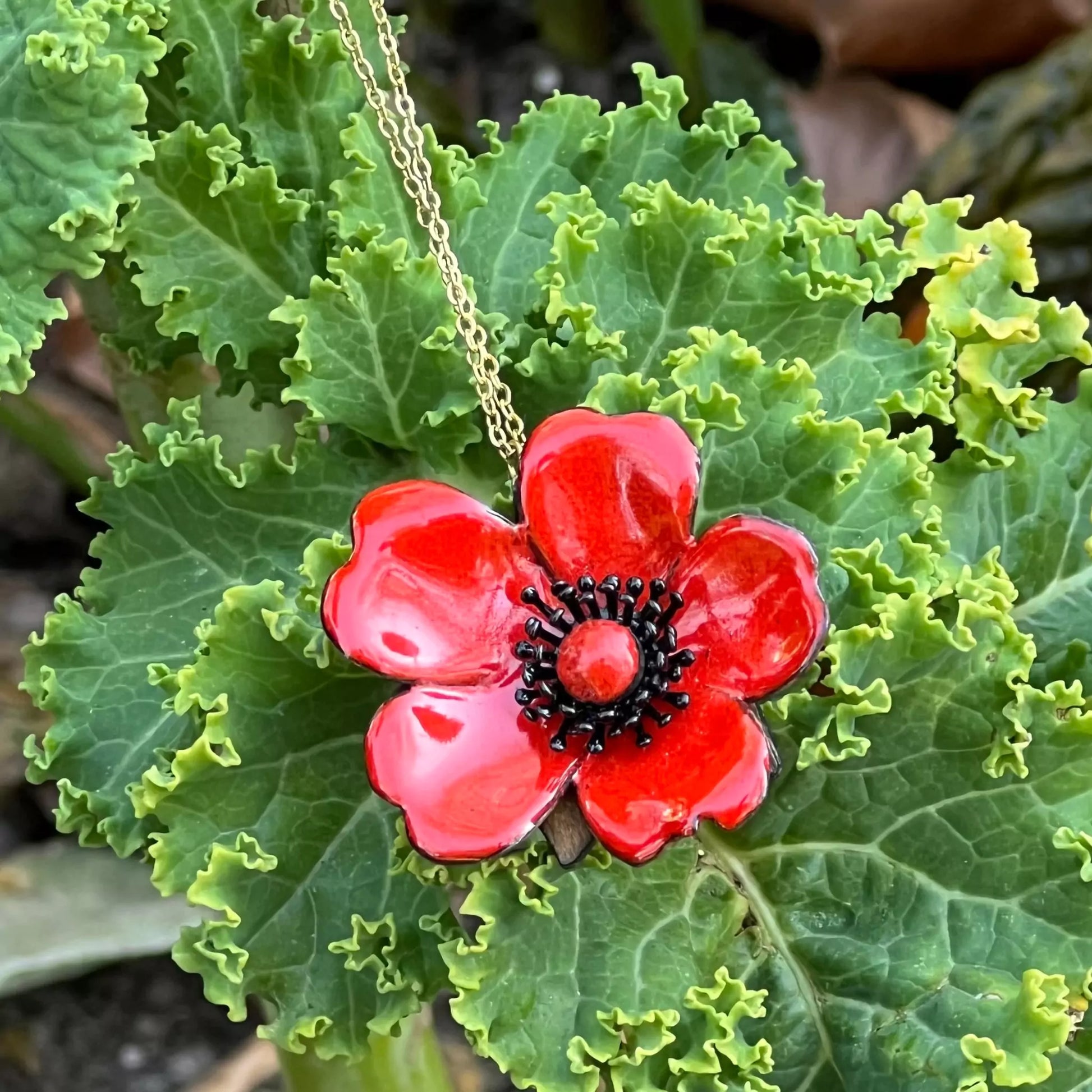 Rosenanhänger feuerrot – floraler Schmuck in der Natur