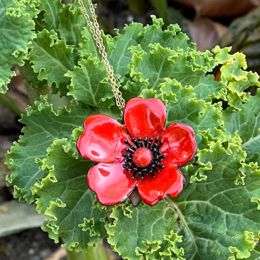 Rosenanhänger feuerrot – floraler Schmuck in der Natur