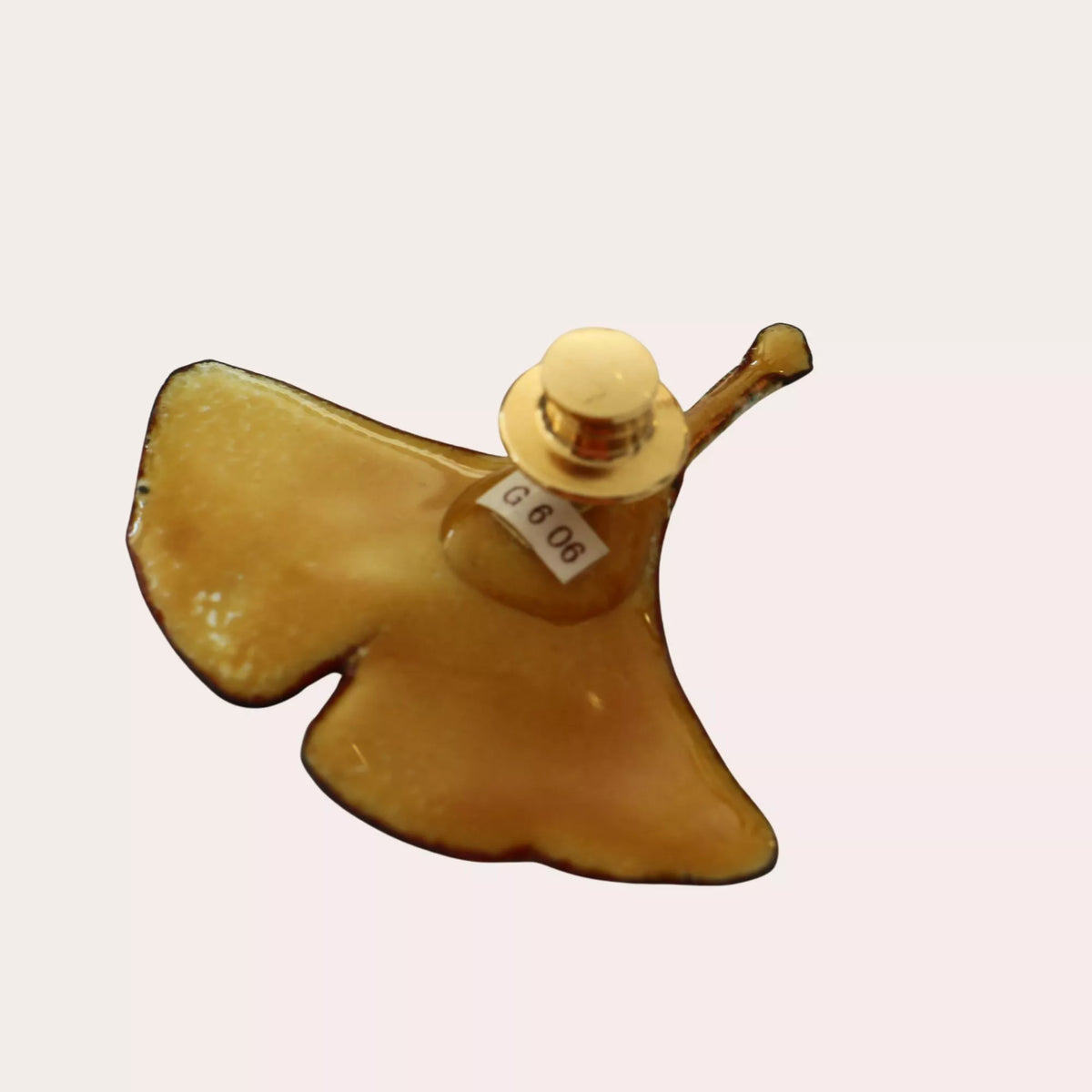Rückseite der Ginkgoblatt-Brosche mit sicherer Nadel