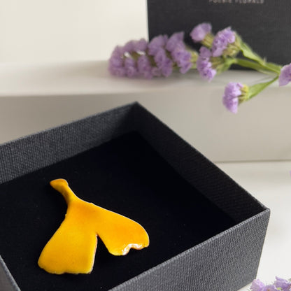 Pendentif feuille de ginkgo jaune – force et élégance