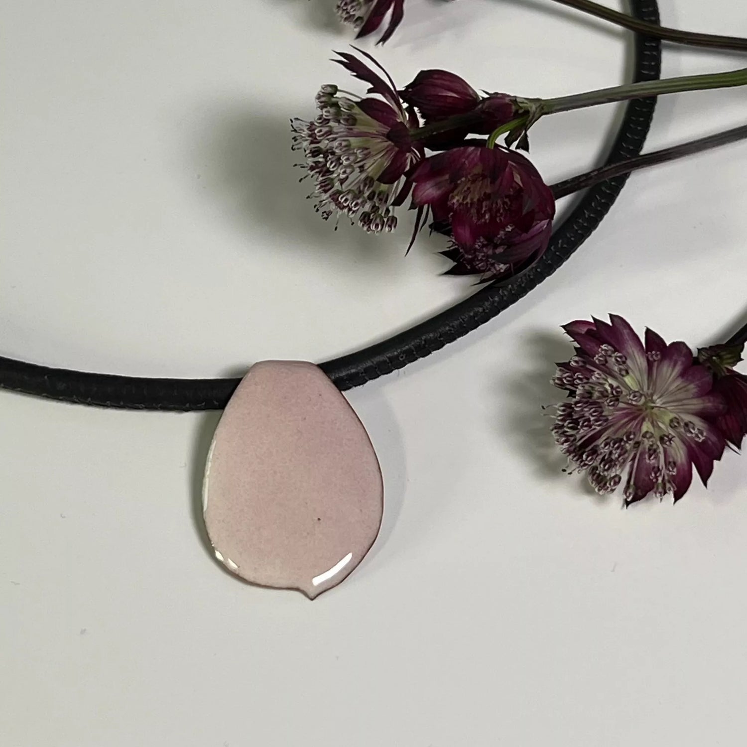 Rosa Rosenblütenblatt emailliert mit Lederkordel 